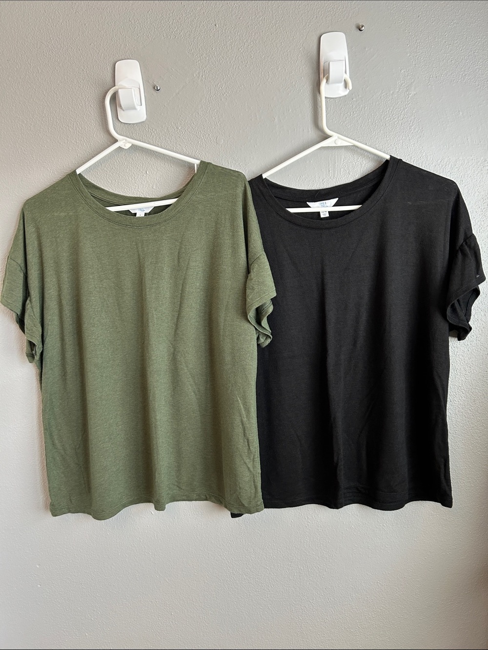 Time and Tru Olive Green and Black Casual Ruffle Sleeve Tops sz large